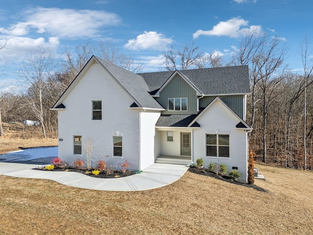 view of front of house featuring a front lawn