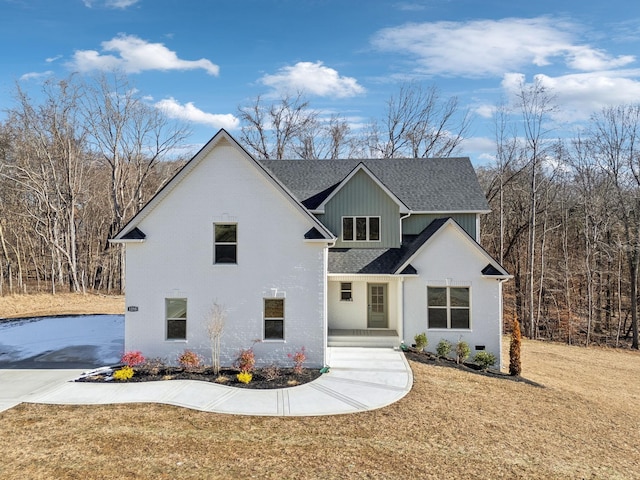 view of front facade with a front yard