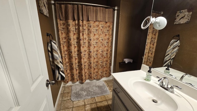 bathroom featuring a shower with shower curtain and vanity