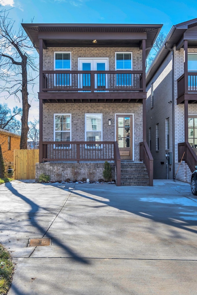 view of front of property featuring a balcony