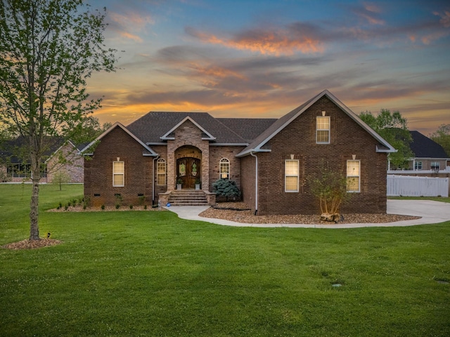 view of front of home featuring a lawn