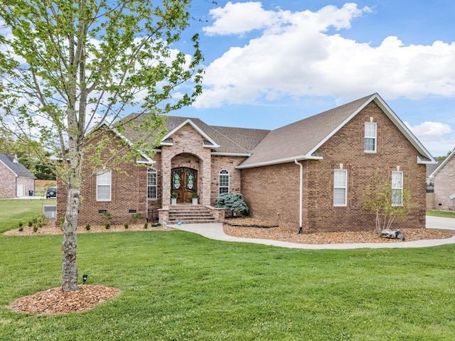 view of front facade featuring a front yard