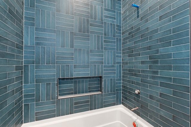 bathroom featuring tiled shower / bath