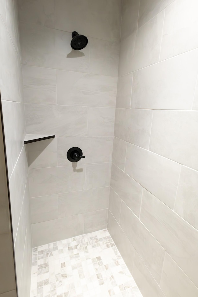 bathroom featuring tiled shower