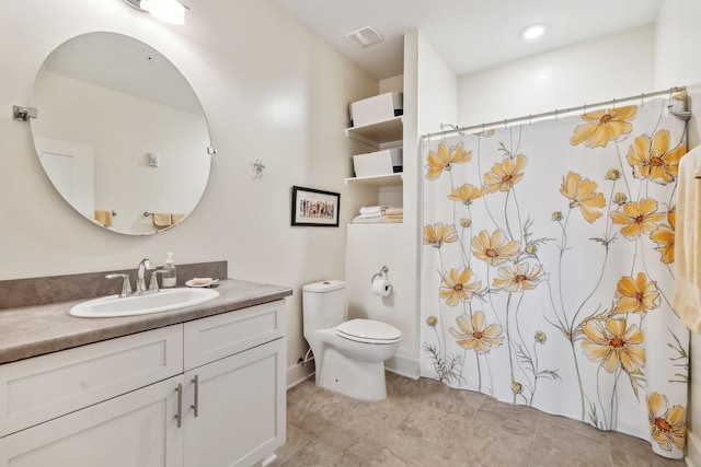 bathroom featuring a shower with shower curtain, vanity, and toilet