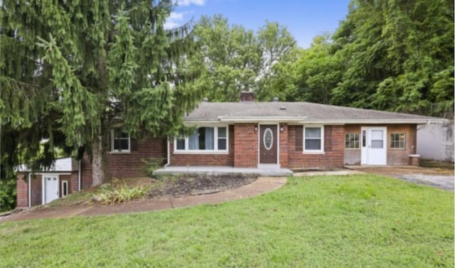 view of front facade with a garage and a front yard