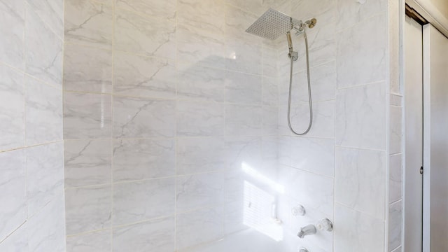 room details featuring tiled shower / bath combo