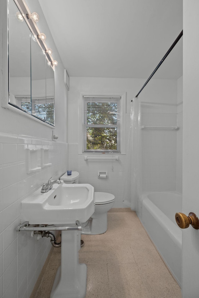 full bathroom featuring sink, toilet, shower / bathtub combination with curtain, and tile walls