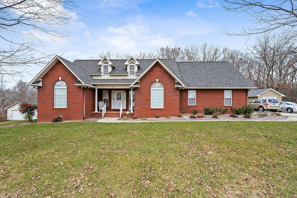 view of front facade featuring a porch and a front lawn