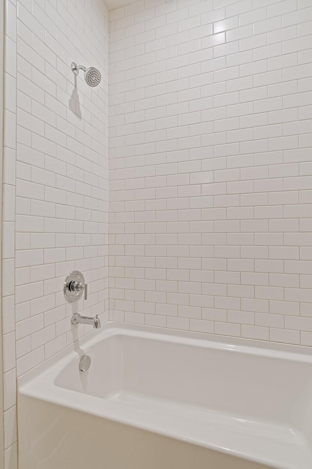 bathroom featuring tiled shower / bath combo