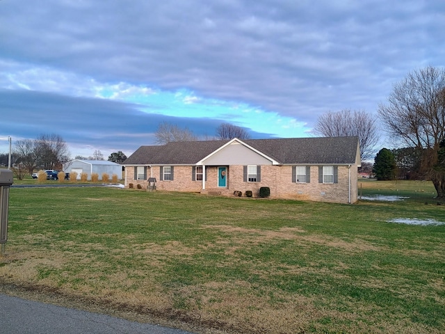 single story home with a front lawn