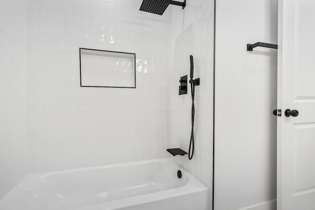 bathroom featuring tiled shower / bath combo