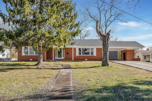 view of front of home with a front yard and a carport