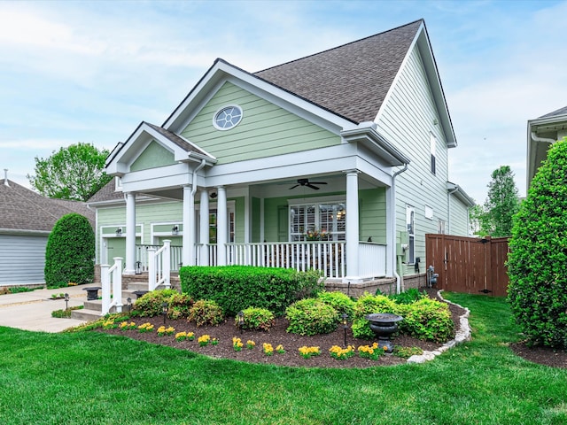 view of front facade featuring ceiling fan, a front yard, and a porch