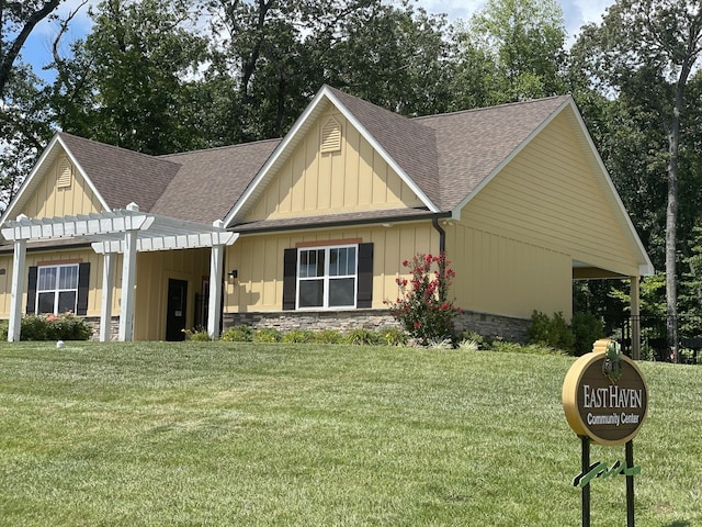 view of front facade featuring a pergola and a front lawn