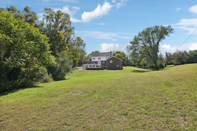 view of yard featuring a storage shed