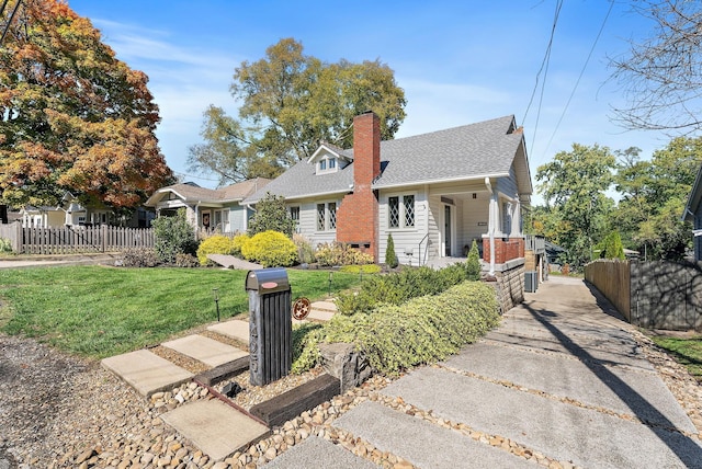 view of front facade with a front yard