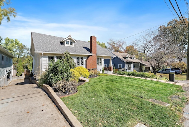 view of front facade with a front yard