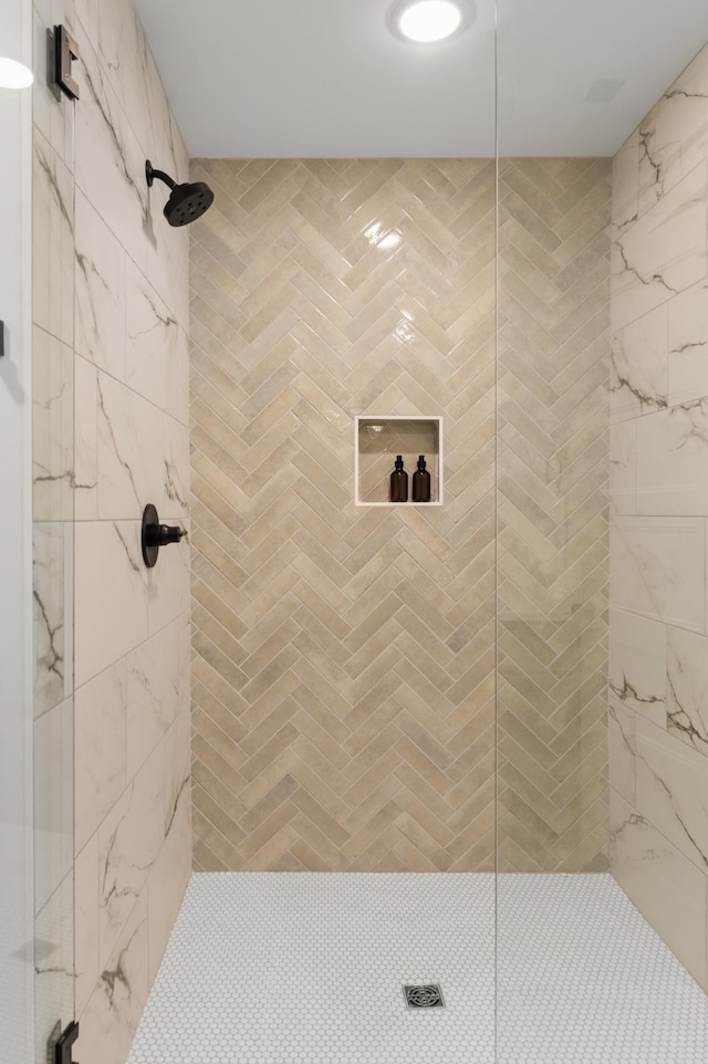 bathroom featuring tiled shower