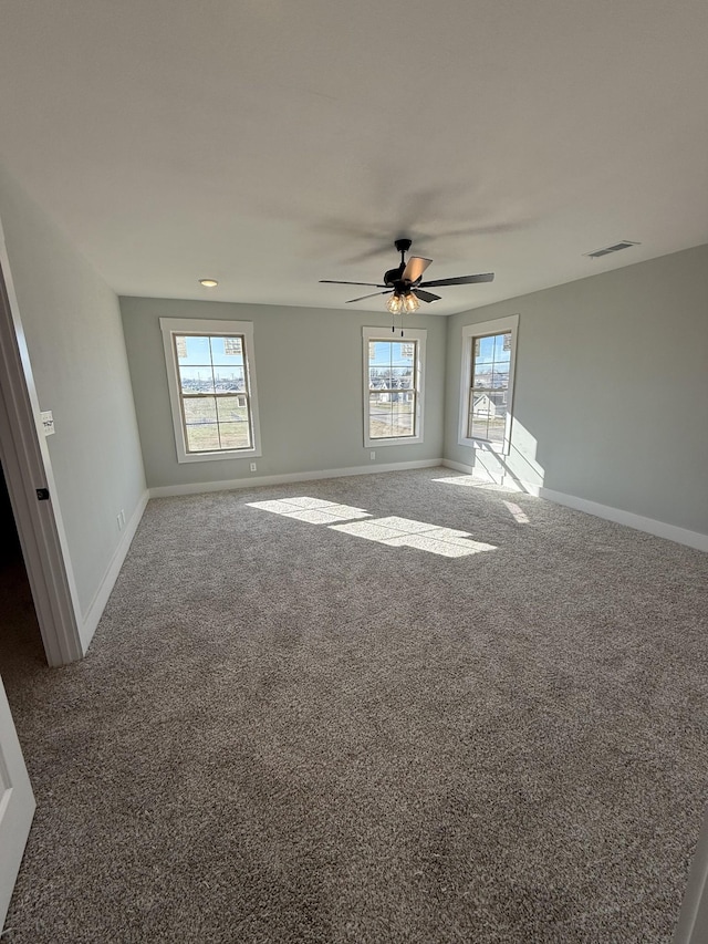 unfurnished room with carpet flooring and ceiling fan