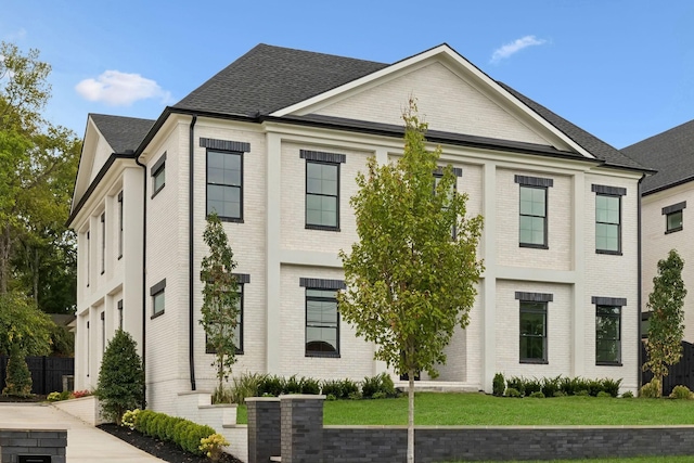 view of front of house featuring a front lawn