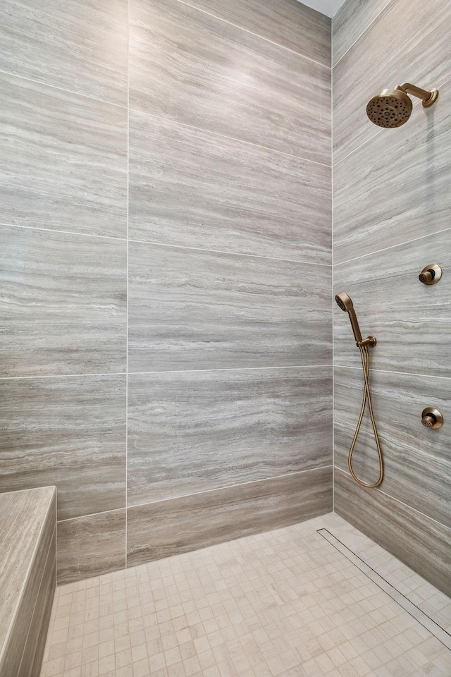 bathroom featuring tiled shower