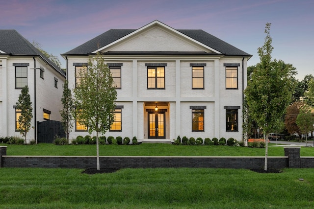 view of front facade featuring a lawn