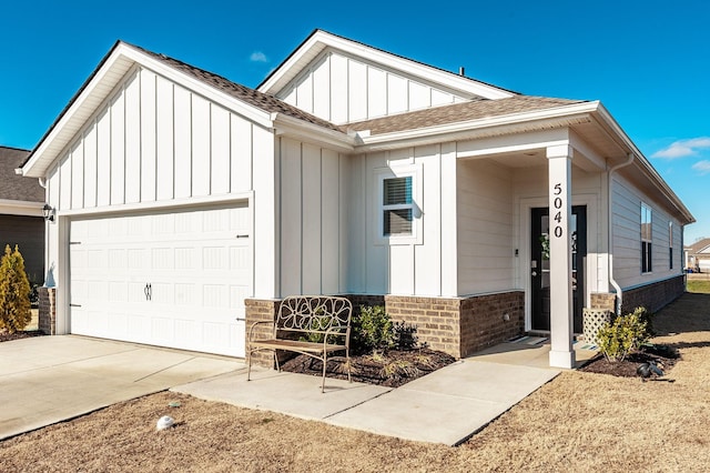 view of front facade with a garage