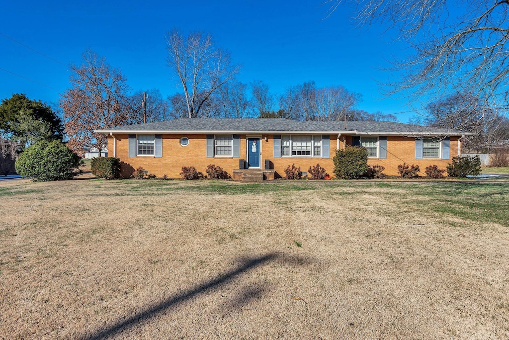 ranch-style house featuring a front yard