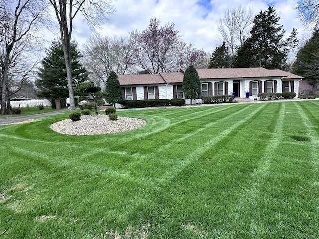 ranch-style house featuring a front yard