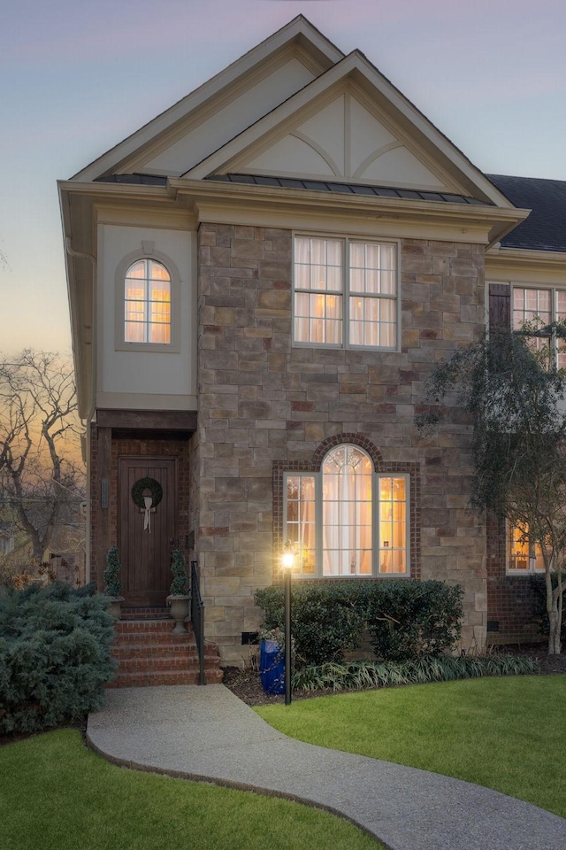 view of front of house featuring a lawn