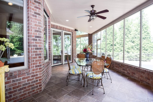 sunroom with ceiling fan