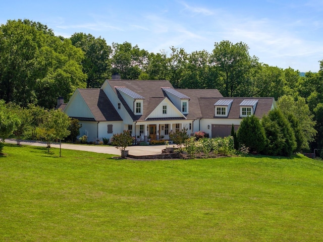 view of front of house featuring a front lawn