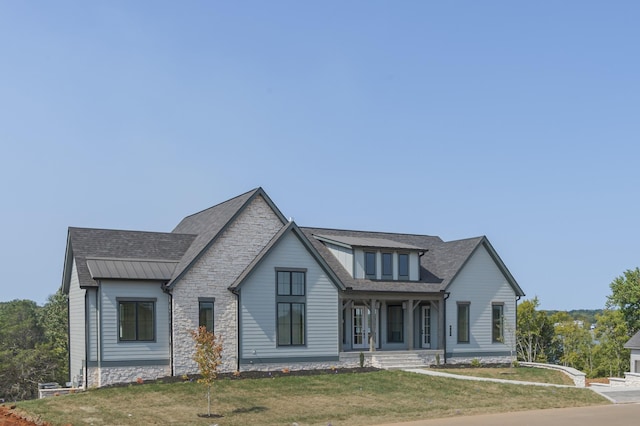 view of front facade featuring covered porch and a front lawn