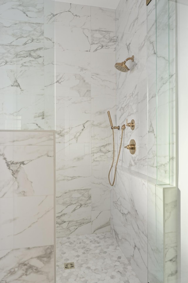 bathroom featuring a tile shower