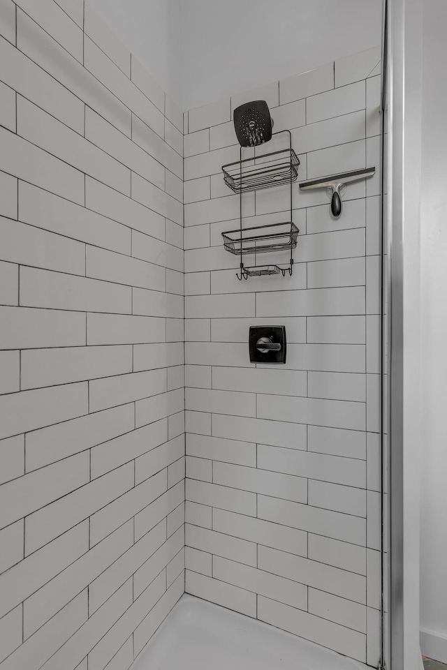 bathroom featuring a tile shower