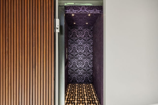 room details featuring elevator