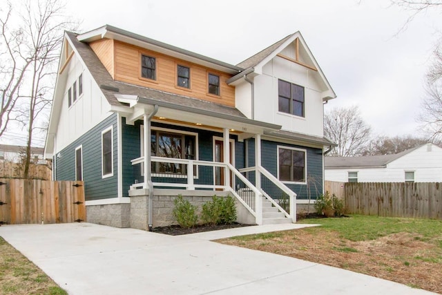 view of front of property featuring a front yard and covered porch