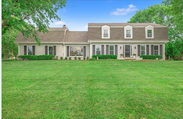 cape cod house featuring a front lawn