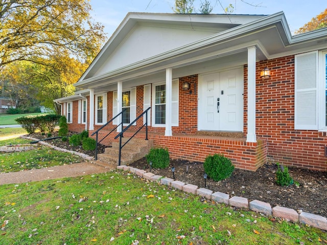 view of front of house featuring a porch and a front yard