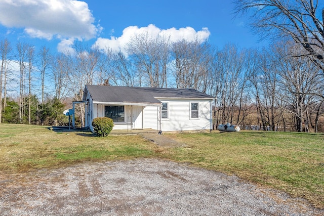 view of front of house featuring a front lawn