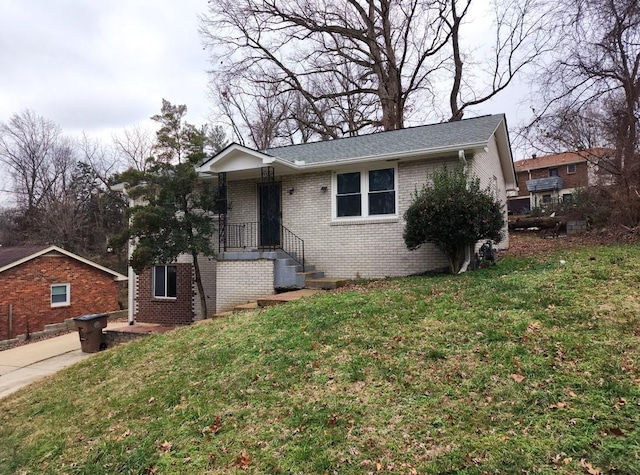 view of front facade featuring a front yard