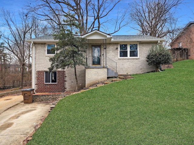 view of front facade with a front yard