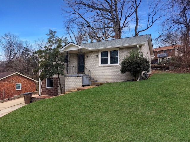 view of front of home featuring a front yard