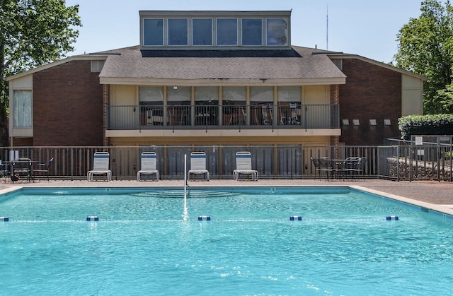 view of swimming pool