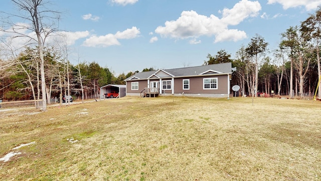 view of front of house featuring a carport and a front yard