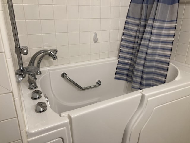 bathroom with shower / bath combo