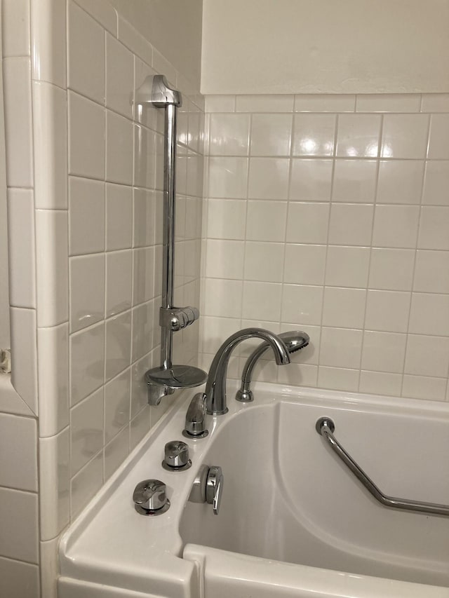 room details featuring sink and a bathing tub