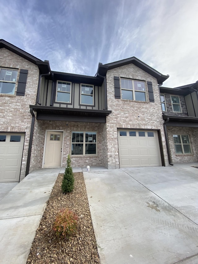 view of front facade featuring a garage