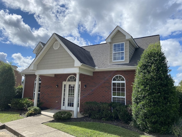 view of front of home featuring a front yard